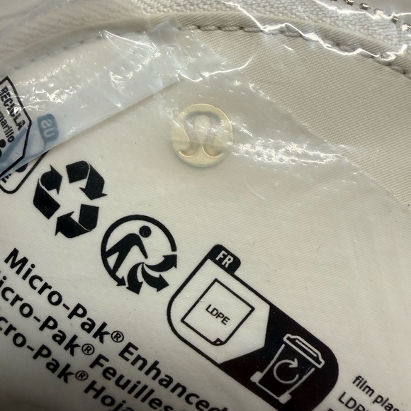 💚🤍Lululemon Dual Pouch Wristlet🤍💚
********Bay Leaf / Light Ivory************ - Picture 14 of 15